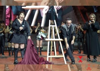 Alejandra Guzmán sobre el escenario durante la develación de la placa de “Malinche”, en un momento que generó reacciones entre el público.