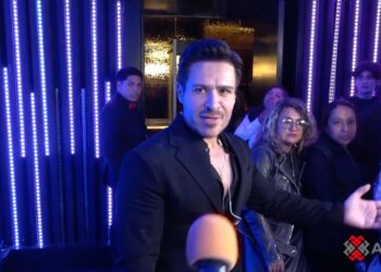 El productor Hugo Mejuto durante un encuentro con medios, donde habla sobre Grandiosas y responde a la controversia con María Conchita Alonso y Karina.