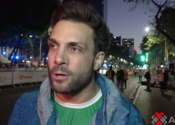 Nicola Porcella durante evento público, tras aclarar la polémica por el uso de la bandera de México.