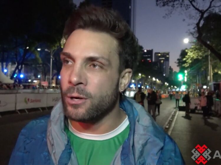 Nicola Porcella durante evento público, tras aclarar la polémica por el uso de la bandera de México.