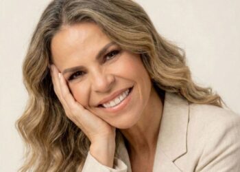 Mujer de más de 40 años realiza entrenamiento de fuerza en un gimnasio, enfocada en mejorar su salud, energía y calidad de vida.