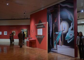 Obras surrealistas de Remedios Varo exhibidas en el Museo de Arte Moderno, con figuras fantásticas y elementos simbólicos característicos de su estilo.