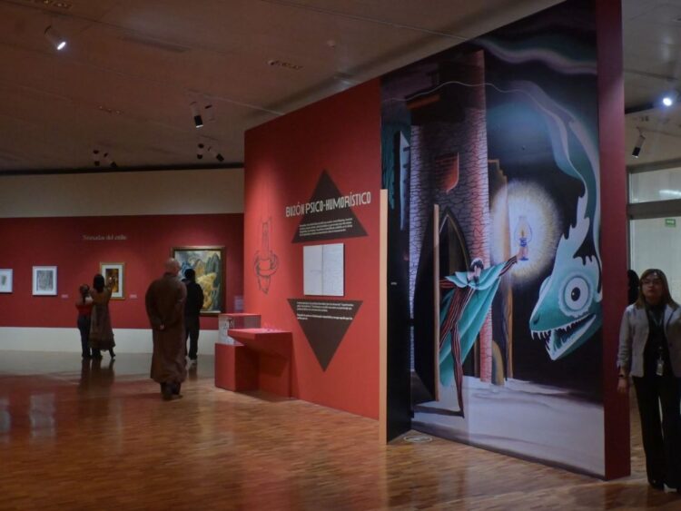 Obras surrealistas de Remedios Varo exhibidas en el Museo de Arte Moderno, con figuras fantásticas y elementos simbólicos característicos de su estilo.