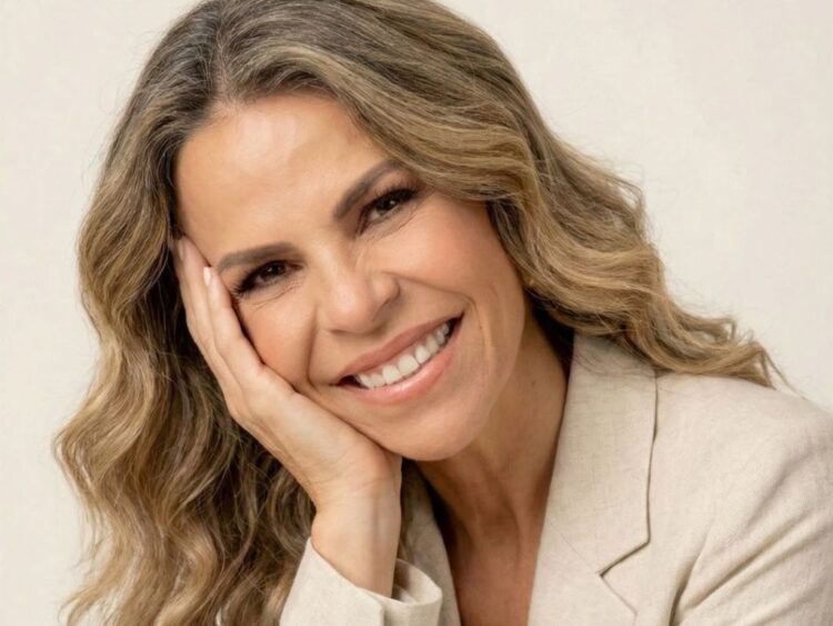 Mujer de más de 40 años realiza entrenamiento de fuerza en un gimnasio, enfocada en mejorar su salud, energía y calidad de vida.