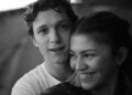 Zendaya y Tom Holland posan juntos en una alfombra roja, sonrientes y elegantes, en medio de versiones sobre su posible matrimonio secreto.