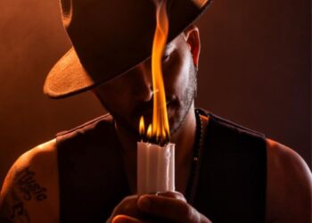 Max Max durante una presentación en formato bohemio, como parte de la promoción de su álbum “A Media Luz”.