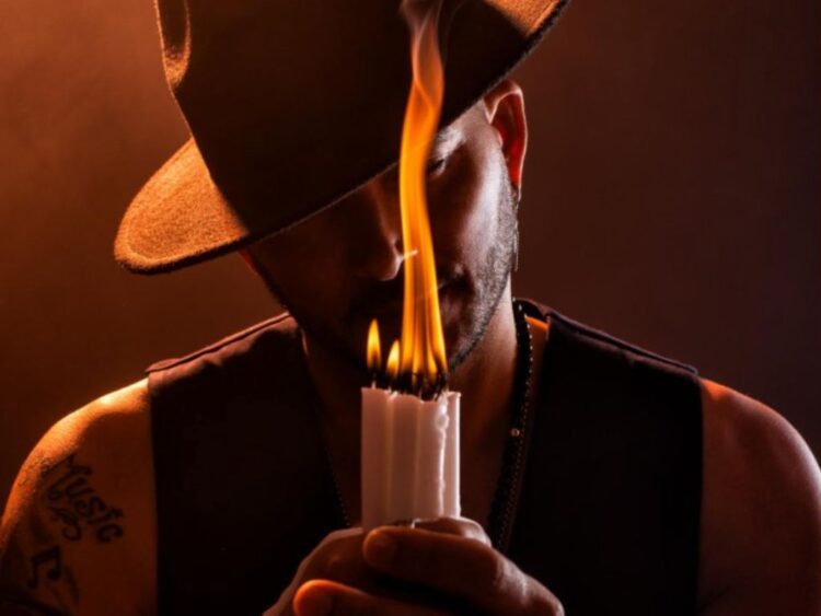 Max Max durante una presentación en formato bohemio, como parte de la promoción de su álbum “A Media Luz”.