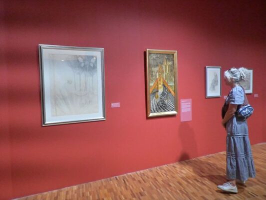 Obras surrealistas de Remedios Varo exhibidas en el Museo de Arte Moderno, con figuras fantásticas y elementos simbólicos característicos de su estilo.