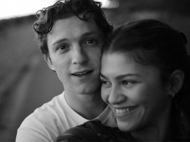 Zendaya y Tom Holland posan juntos en una alfombra roja, sonrientes y elegantes, en medio de versiones sobre su posible matrimonio secreto.