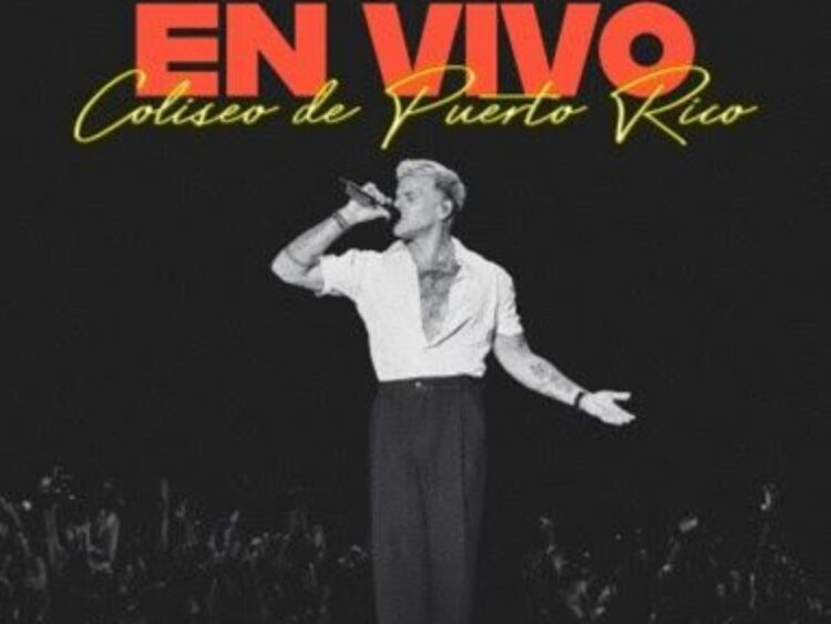 El cantante Pedro Capó durante el concierto grabado en el Coliseo de Puerto Rico José Miguel Agrelot de San Juan, del cual surge su nuevo álbum en vivo.