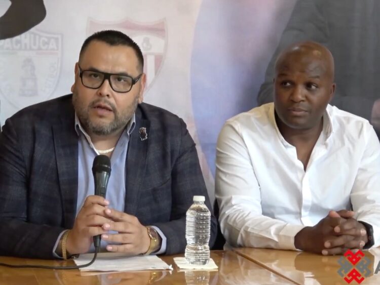 Aquivaldo Mosquera durante encuentro con medios tras confirmar acuerdo con Karla Pineda sobre la convivencia de su hijo.