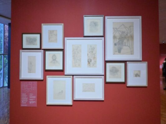 Obras surrealistas de Remedios Varo exhibidas en el Museo de Arte Moderno, con figuras fantásticas y elementos simbólicos característicos de su estilo.