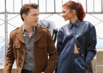 Zendaya y Tom Holland posan juntos en una alfombra roja, sonrientes y elegantes, en medio de rumores confirmados sobre su boda secreta.