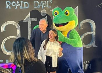 Lara Campos posa en la alfombra roja del musical “Matilda” junto a su padre Kiko Campos en la noche de estreno para prensa.