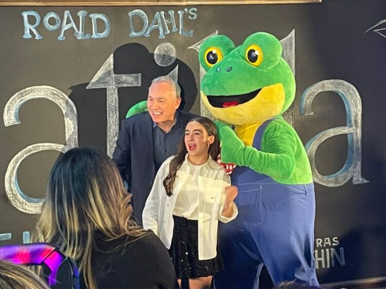 Lara Campos posa en la alfombra roja del musical “Matilda” junto a su padre Kiko Campos en la noche de estreno para prensa.