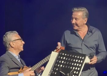 Ricardo Montaner canta sobre el escenario del Movistar Arena de Buenos Aires mientras dedica un segmento especial del concierto a la música tradicional venezolana, acompañado por su banda y el sonido del cuatro.