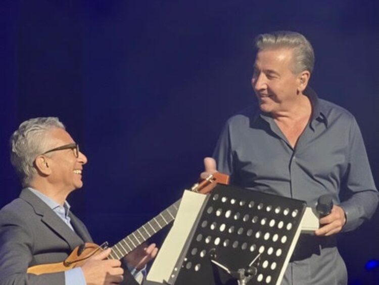 Ricardo Montaner canta sobre el escenario del Movistar Arena de Buenos Aires mientras dedica un segmento especial del concierto a la música tradicional venezolana, acompañado por su banda y el sonido del cuatro.