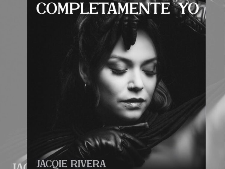 La cantante Jacqie Rivera promociona su sencillo Completamente Yo, una canción acústica que explora su proceso personal y artístico.