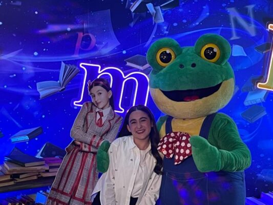 Lara Campos posa en la alfombra roja del musical “Matilda” junto a su padre Kiko Campos en la noche de estreno para prensa.