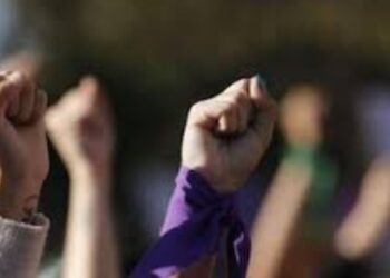 Mujeres marchan con pancartas y consignas durante la jornada de protesta “Un Día Sin Nosotras”, reconocida por la Cámara de Diputados como Día Nacional Sin Nosotras.