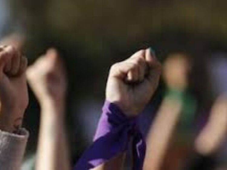 Mujeres marchan con pancartas y consignas durante la jornada de protesta “Un Día Sin Nosotras”, reconocida por la Cámara de Diputados como Día Nacional Sin Nosotras.