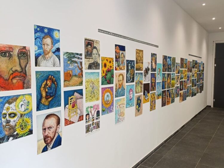 Obras de artistas mexicanos inspiradas en Vincent van Gogh se exhiben en la exposición “Pasión, girasoles y noches estrelladas” en Bruselas.