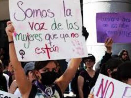 Mujeres marchan con pancartas y consignas durante la jornada de protesta “Un Día Sin Nosotras”, reconocida por la Cámara de Diputados como Día Nacional Sin Nosotras.