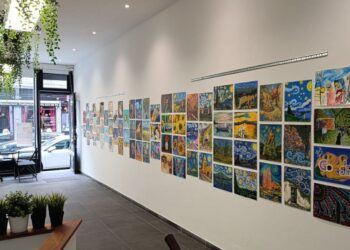 Obras de artistas mexicanos inspiradas en Vincent van Gogh se exhiben en la exposición “Pasión, girasoles y noches estrelladas” en Bruselas.