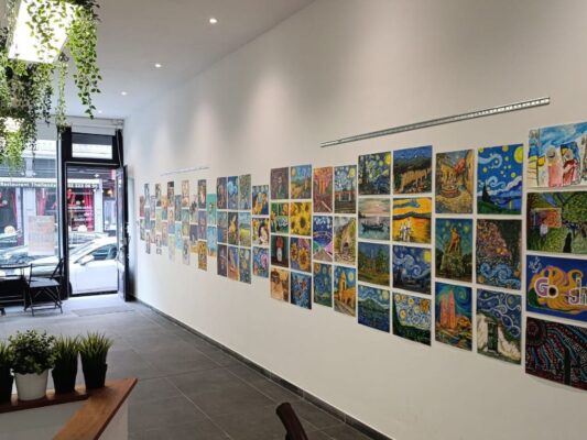 Obras de artistas mexicanos inspiradas en Vincent van Gogh se exhiben en la exposición “Pasión, girasoles y noches estrelladas” en Bruselas.