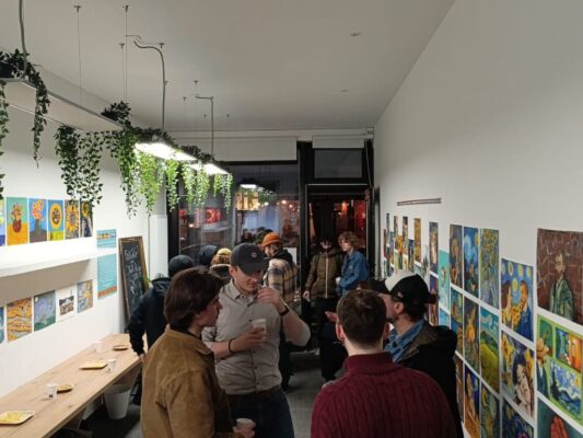 Obras de artistas mexicanos inspiradas en Vincent van Gogh se exhiben en la exposición “Pasión, girasoles y noches estrelladas” en Bruselas.