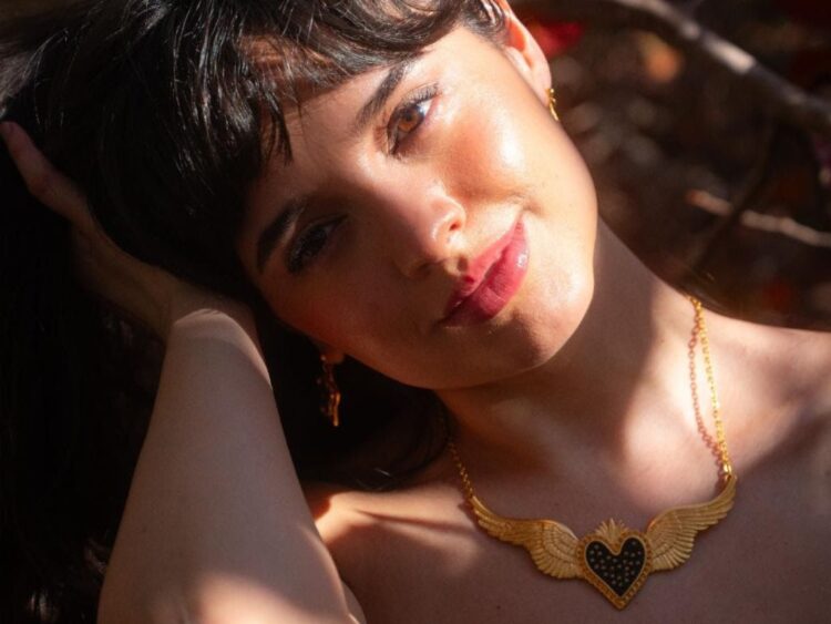 Maura Nava interpreta un tema en el escenario previo a la presentación de Il Volo durante su gira World Tour 2026–2027 en México.