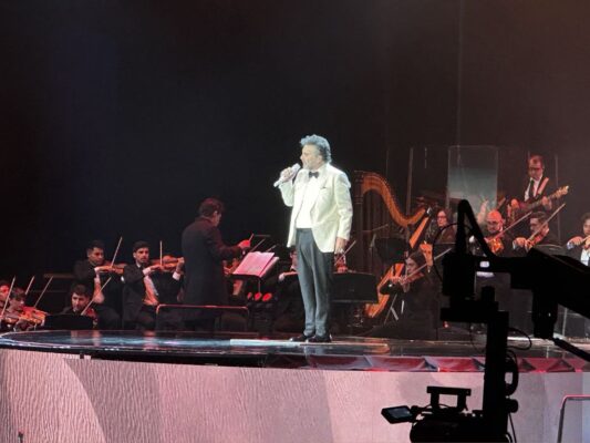 Manuel Mijares canta en el Auditorio Nacional durante su concierto sinfónico con orquesta y coristas.
