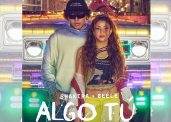 Shakira y Beéle cantan juntos “Algo Tú” frente a miles de fans reunidos en el Zócalo de la Ciudad de México.