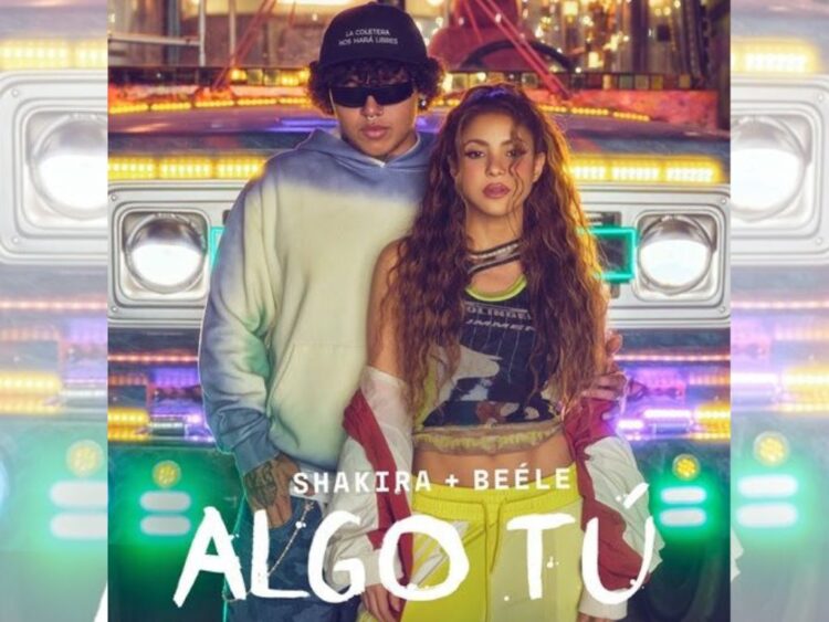 Shakira y Beéle cantan juntos “Algo Tú” frente a miles de fans reunidos en el Zócalo de la Ciudad de México.