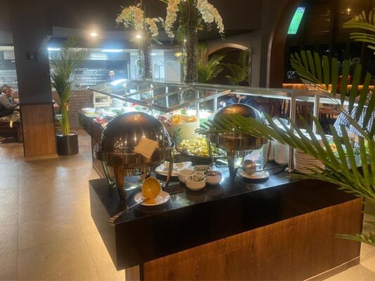 Interior del restaurante Sal e Brasa Miramontes, un espacio con ambiente elegante y oferta de buffet y cortes de carne en el sur de la Ciudad de México.