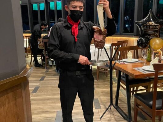 Interior del restaurante Sal e Brasa Miramontes, un espacio con ambiente elegante y oferta de buffet y cortes de carne en el sur de la Ciudad de México.