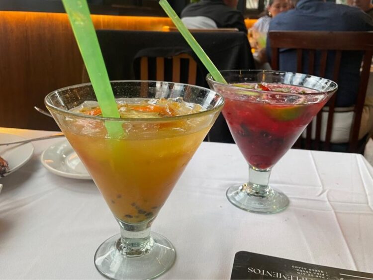 Interior del restaurante Sal e Brasa Miramontes, un espacio con ambiente elegante y oferta de buffet y cortes de carne en el sur de la Ciudad de México.