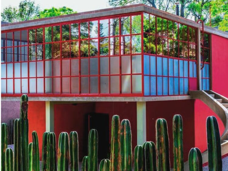 Asistentes participan en el evento de clausura del Festival TONO 2026 en el Museo Casa Estudio Diego Rivera y Frida Kahlo en Ciudad de México.
