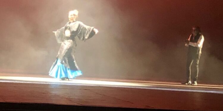 María Juncal baila flamenco sobre el escenario del Teatro de la Ciudad Esperanza Iris durante una presentación llena de fuerza y emoción.