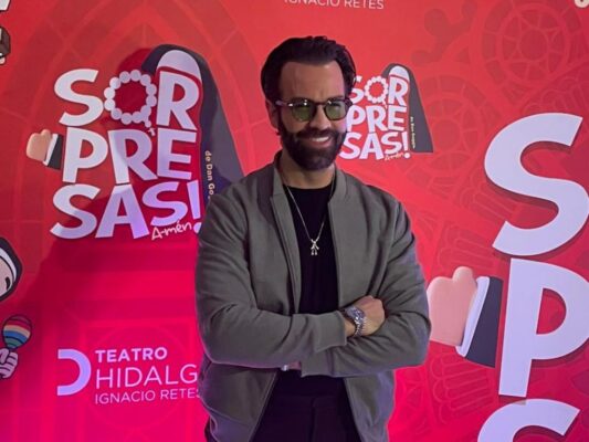 Elenco del musical Sorpresas A-mén durante una escena cómica con monjas en el escenario del Teatro Hidalgo.