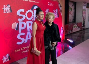 Elenco del musical Sorpresas A-mén durante una escena cómica con monjas en el escenario del Teatro Hidalgo.