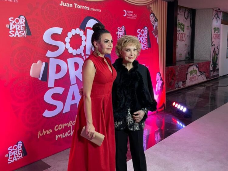 Elenco del musical Sorpresas A-mén durante una escena cómica con monjas en el escenario del Teatro Hidalgo.