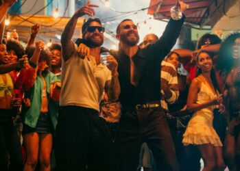 Portada del sencillo “Apambichao” de Manuel Turizo y Maluma, mostrando a ambos artistas frente a un fondo que evoca el Caribe colombiano.