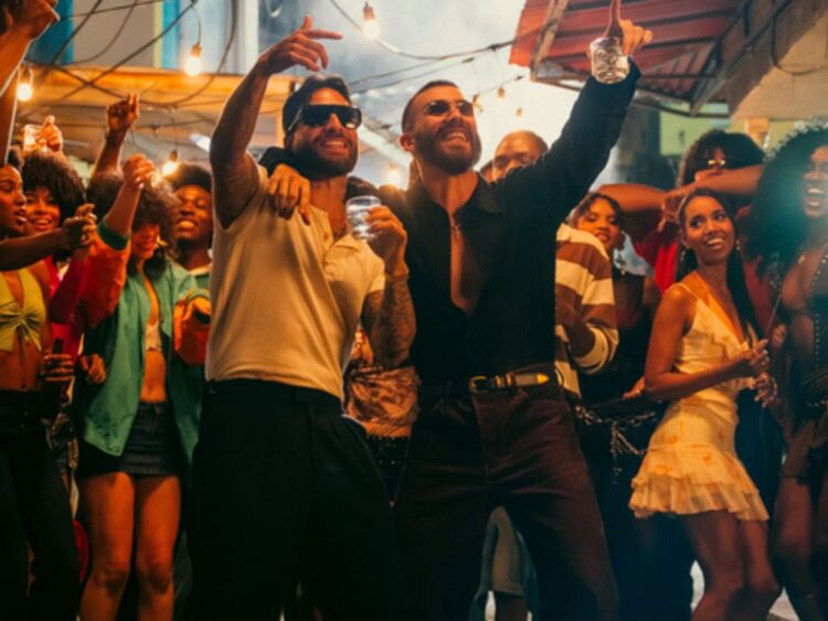 Portada del sencillo “Apambichao” de Manuel Turizo y Maluma, mostrando a ambos artistas frente a un fondo que evoca el Caribe colombiano.