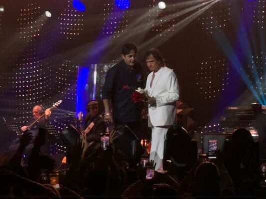 El cantante brasileño Roberto Carlos interpreta sus clásicos frente a miles de seguidores durante un concierto cargado de emoción.