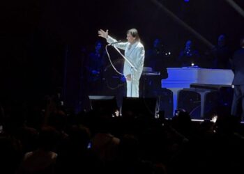 El cantante brasileño Roberto Carlos interpreta sus clásicos frente a miles de seguidores durante un concierto cargado de emoción.