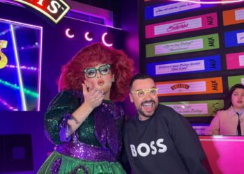 Yurem vestido como Dulce en escena durante el estreno de Mentidrags, con Shiky observando y apoyando desde el escenario.