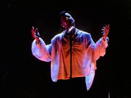 El cantante puertorriqueño Ricky Martin interpreta sus éxitos ante miles de fans durante su presentación de Live México 2026 en el Estadio Fray Nano.