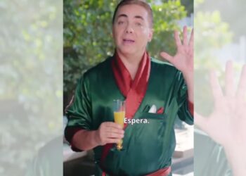 Imagen de un set de televisión con narradores y comentaristas preparándose para transmitir la Copa del Mundo 2026 en México.