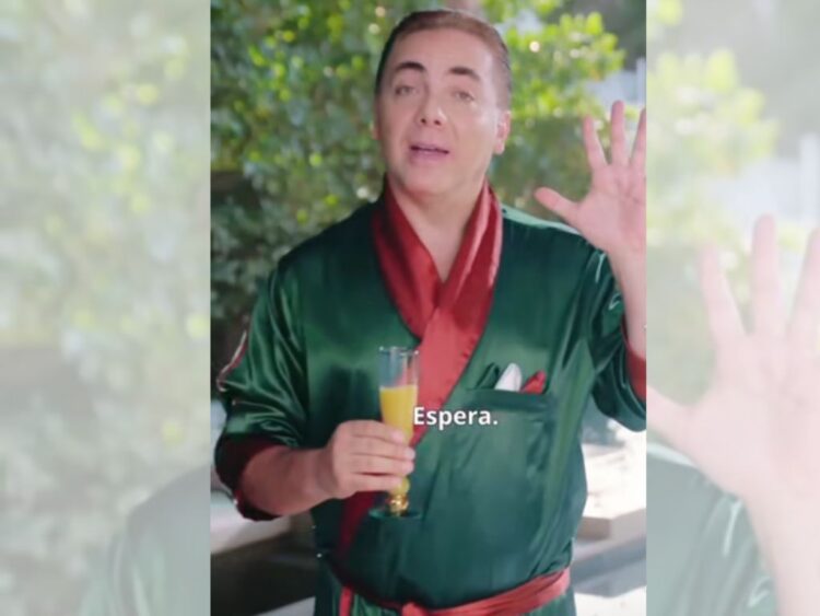 Imagen de un set de televisión con narradores y comentaristas preparándose para transmitir la Copa del Mundo 2026 en México.